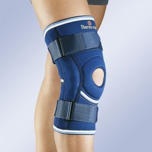 Rodillera de neopreno con rótula abierta, articulaciones policéntricas y cinchas de sujeción